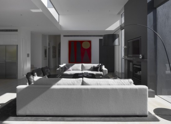 Opravdu velký obývací pokoj v šedé barvě